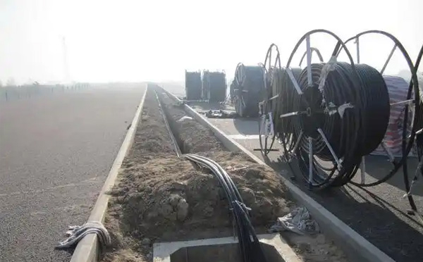 东乡光缆施工如何应对复杂地形布线难题？